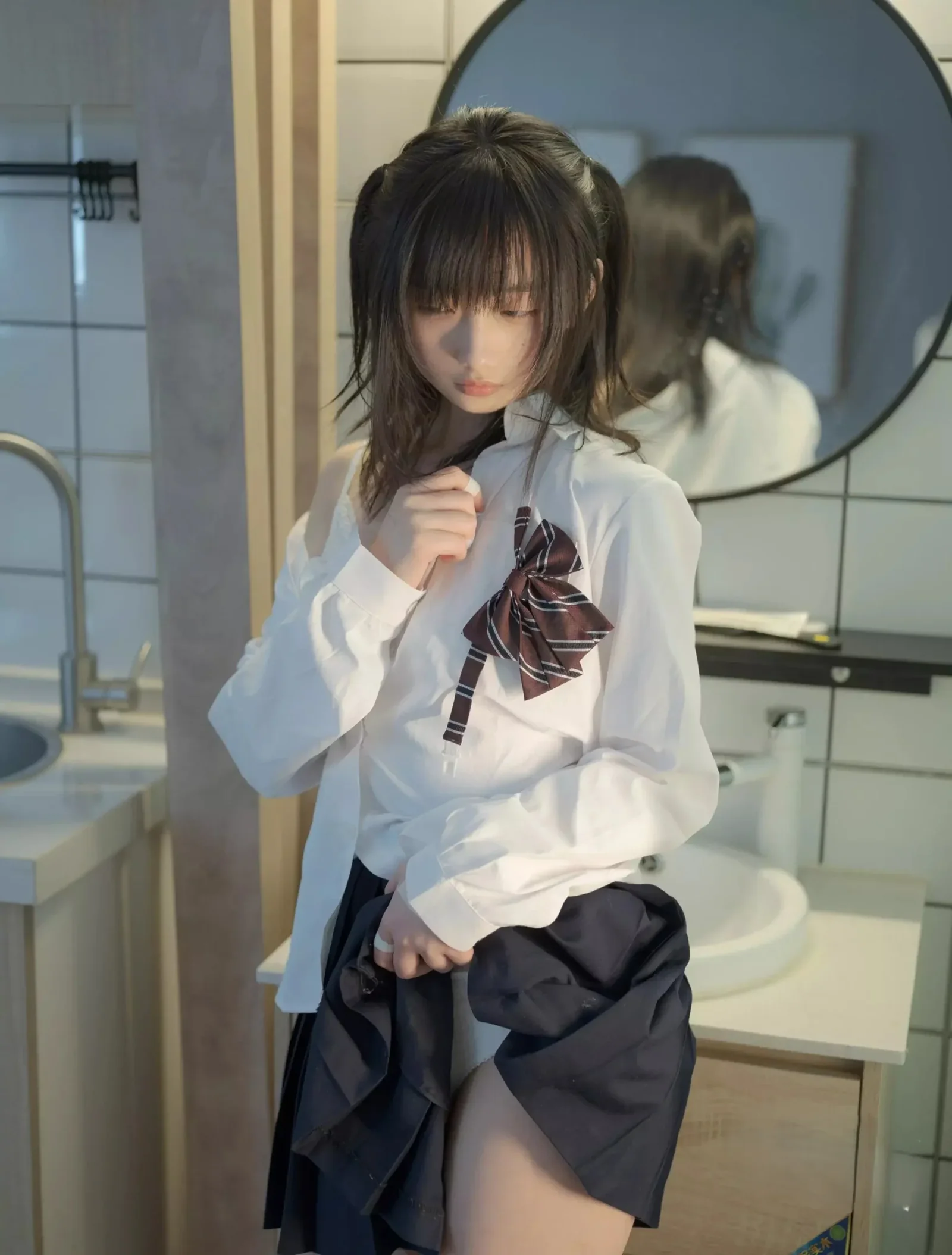 千澄在洗手间镜子前身穿白色制服衬衫与百褶裙的近景特写