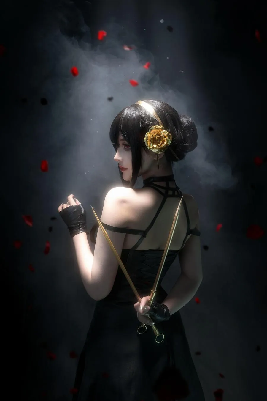 玫桃泡芙黑色服装角色造型暗色背景照片