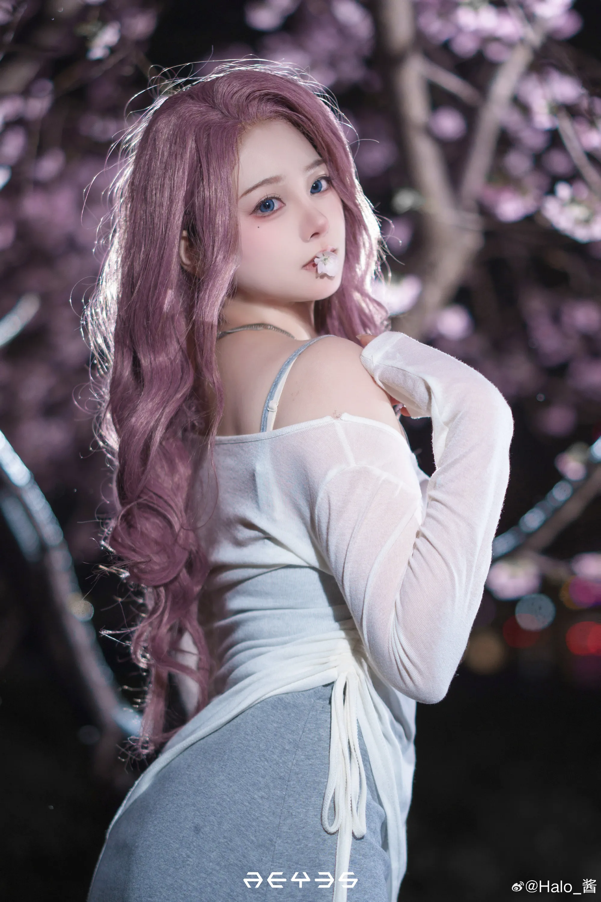 halo_酱 Coser halo_酱粉紫色长发搭配白色服装的造型照片