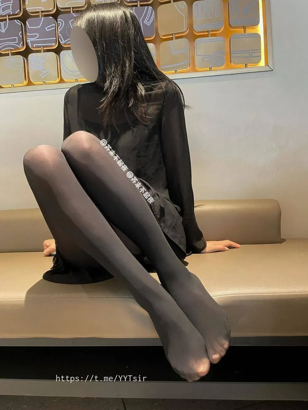 芥末不起夜 人物穿深色服装坐在室内座椅上的照片