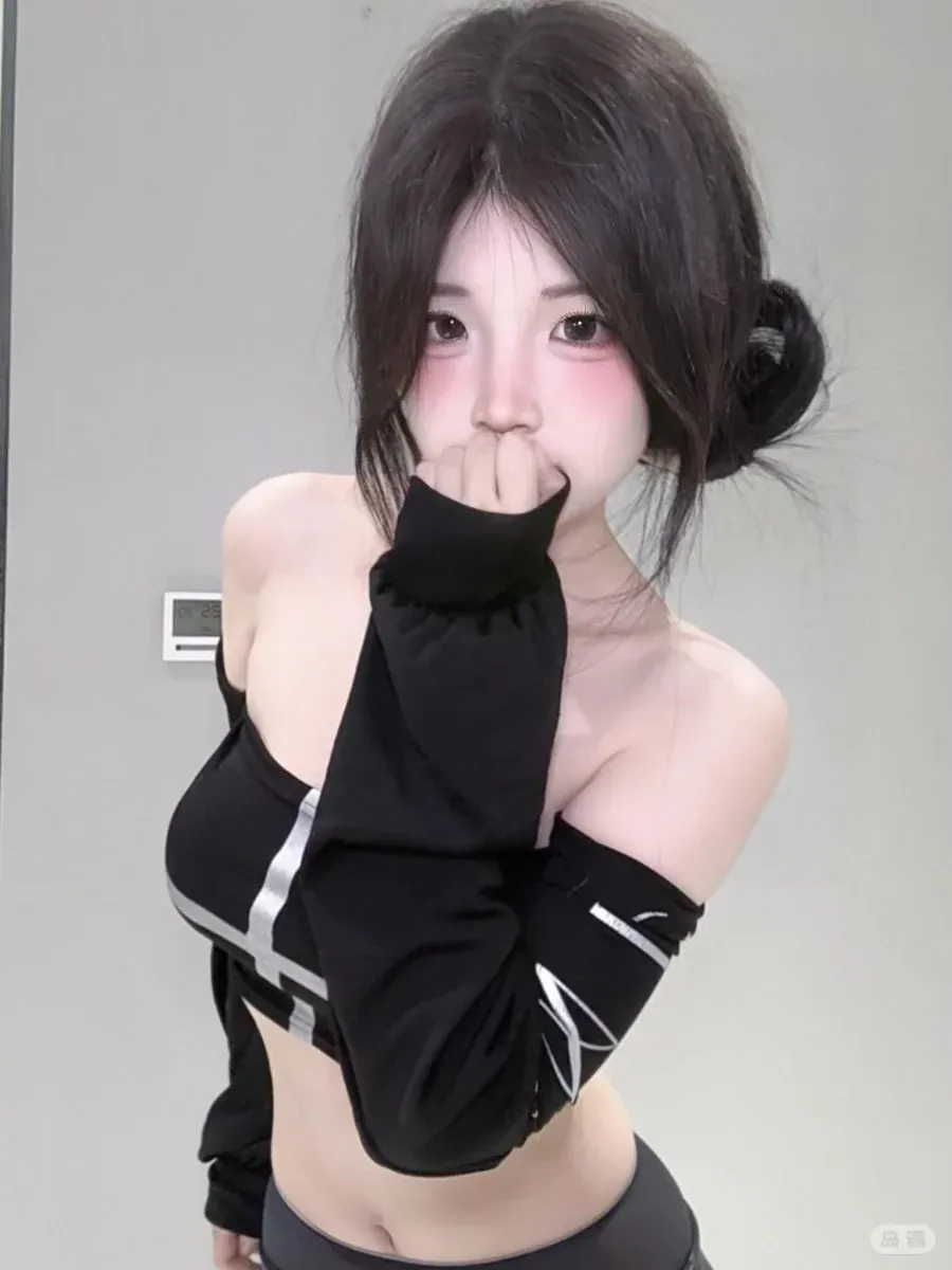 静静爱吃糖身穿黑色服饰面对镜头的造型照片