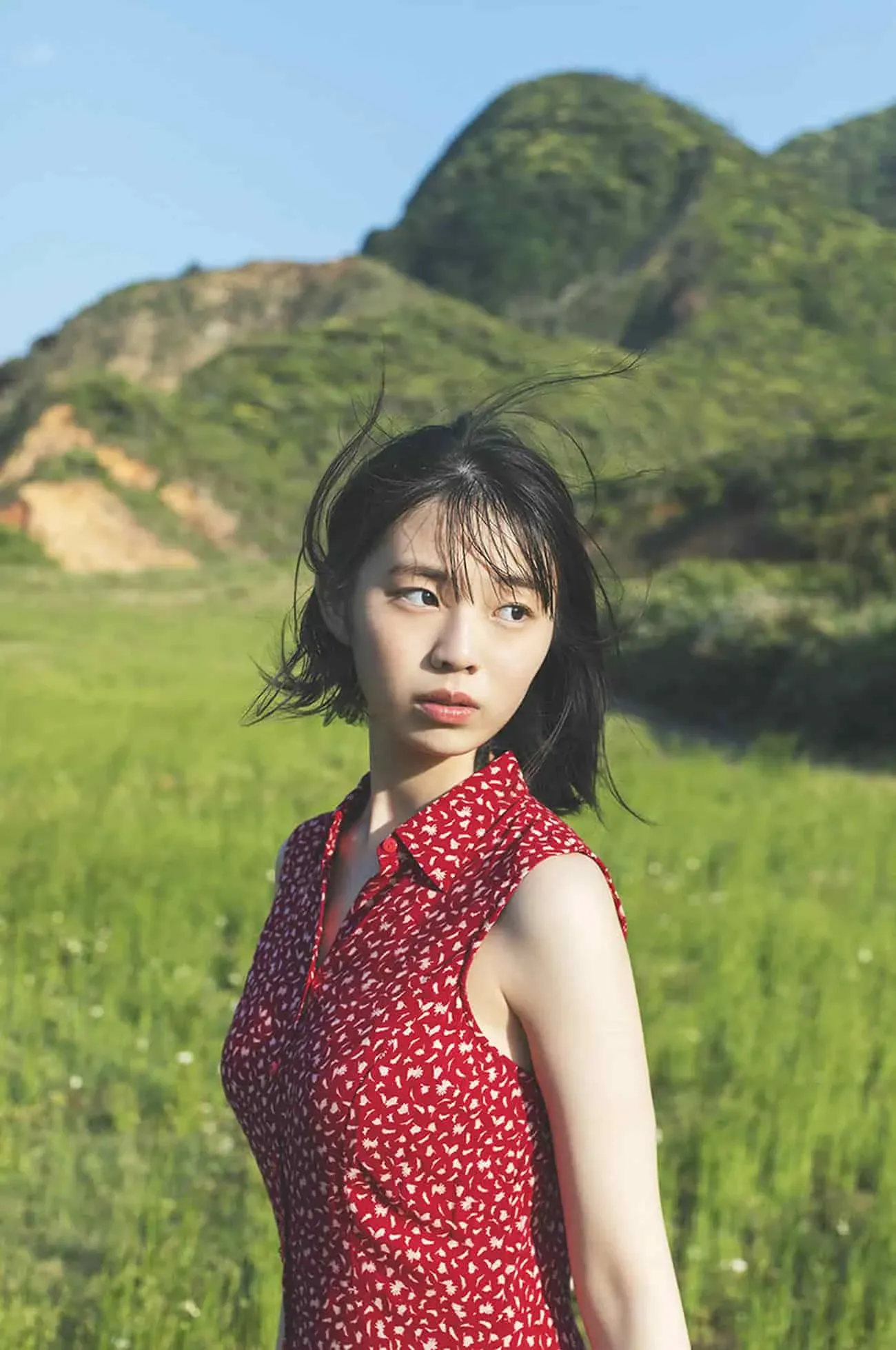 菊地姬奈红色印花服装户外照片