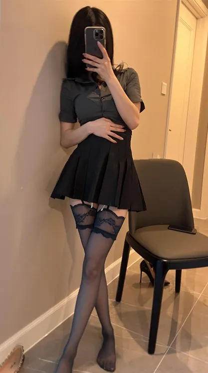 李妙子黑色裙装室内站姿照片