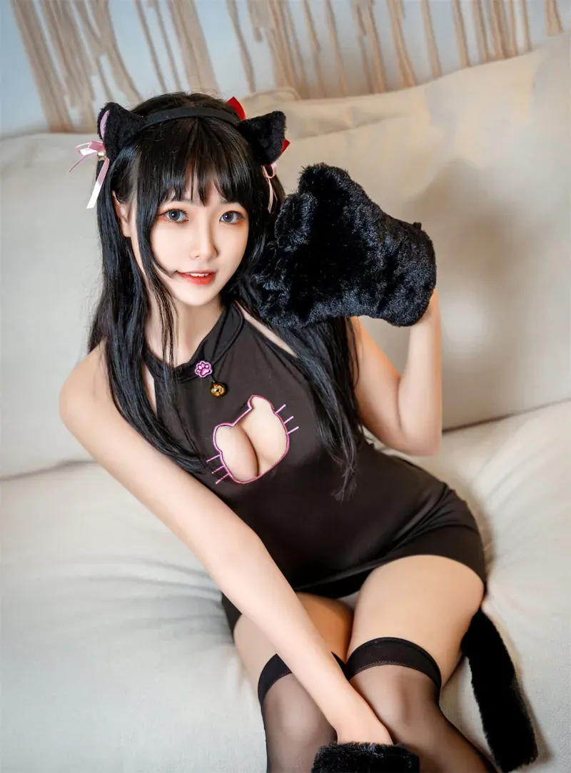 lovely呆玄身穿黑色猫咪镂空短裙佩戴猫耳与毛绒爪爪坐于米色沙发