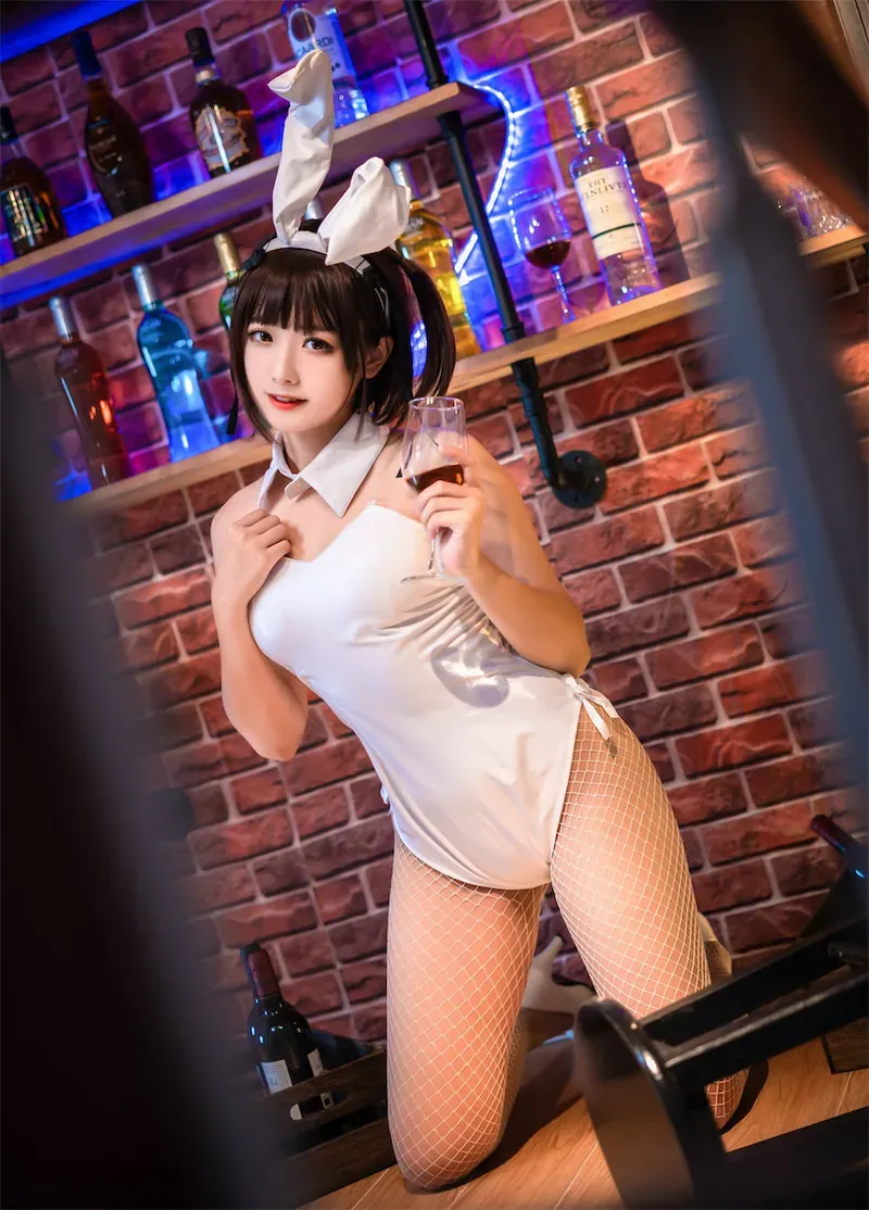 lovely呆玄身穿白色连体兔女郎装手持酒杯跪坐于红砖吧台前