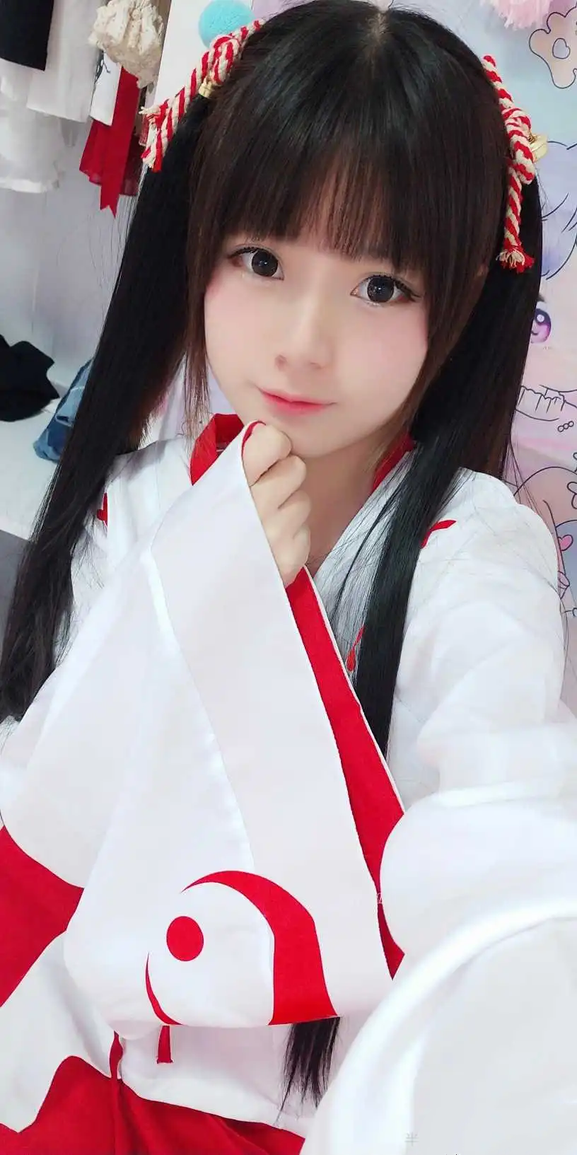 猫猫大人超甜和风红白巫女装与齐刘海双马尾特写