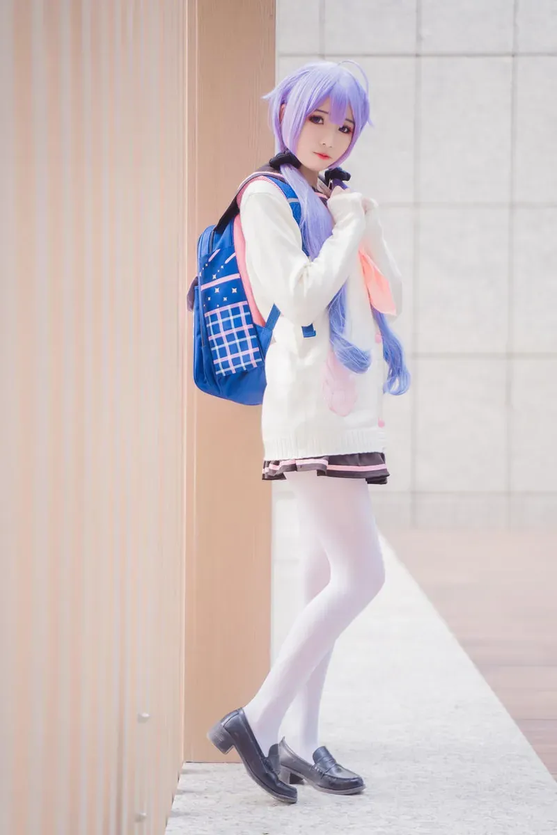 墨玉Cosplay独角兽身穿白色毛衣开衫与浅紫双马尾背双肩包的走廊全身像
