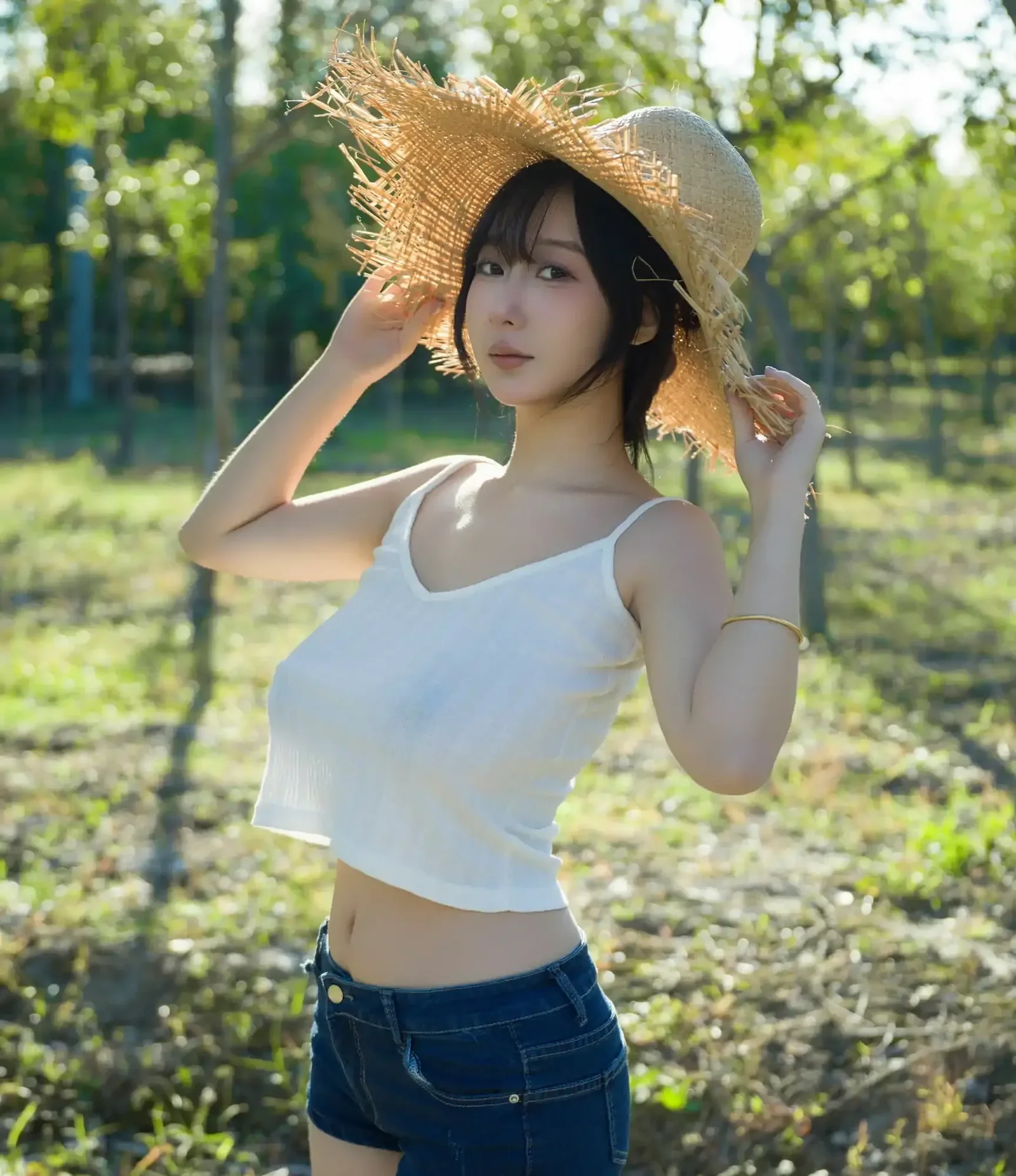 浅安安头戴编织草帽身穿白色背心在果园户外写真
