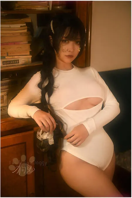奇行家狗崽身穿胸部镂空纯白连体衣侧身倚靠在木质书柜前