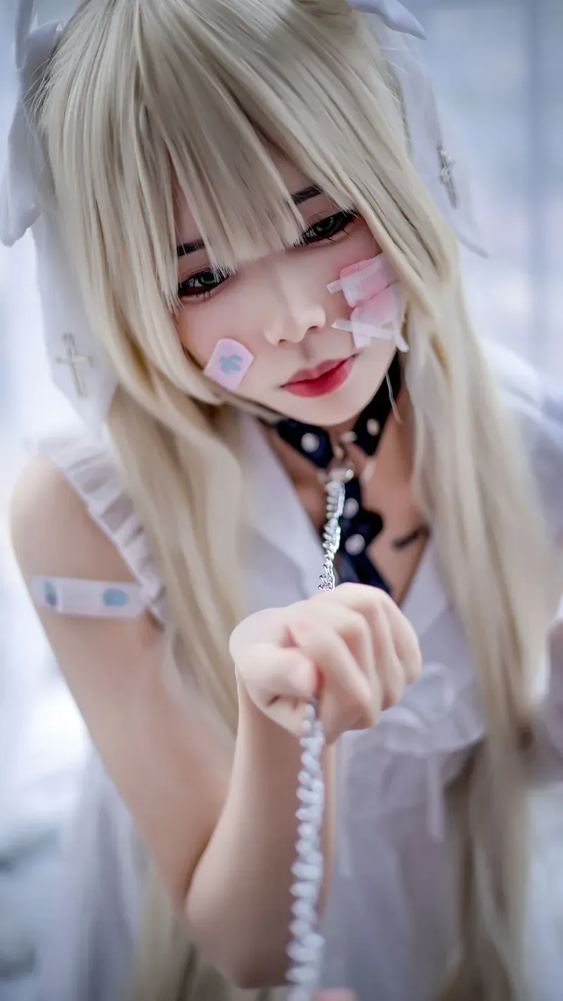 请叫我若生白色角色Cosplay近景照片