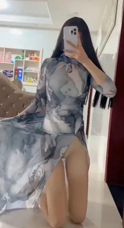 热乎乎的奶茶身穿水墨薄纱开衩旗袍双膝跪地对镜拍摄