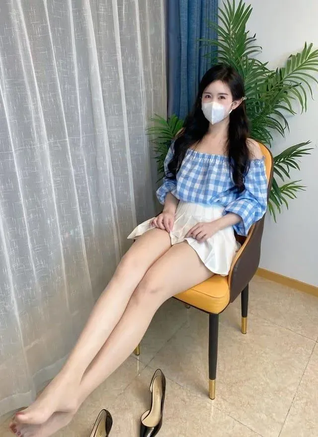 July芝岚蓝白格纹服饰室内人像照片