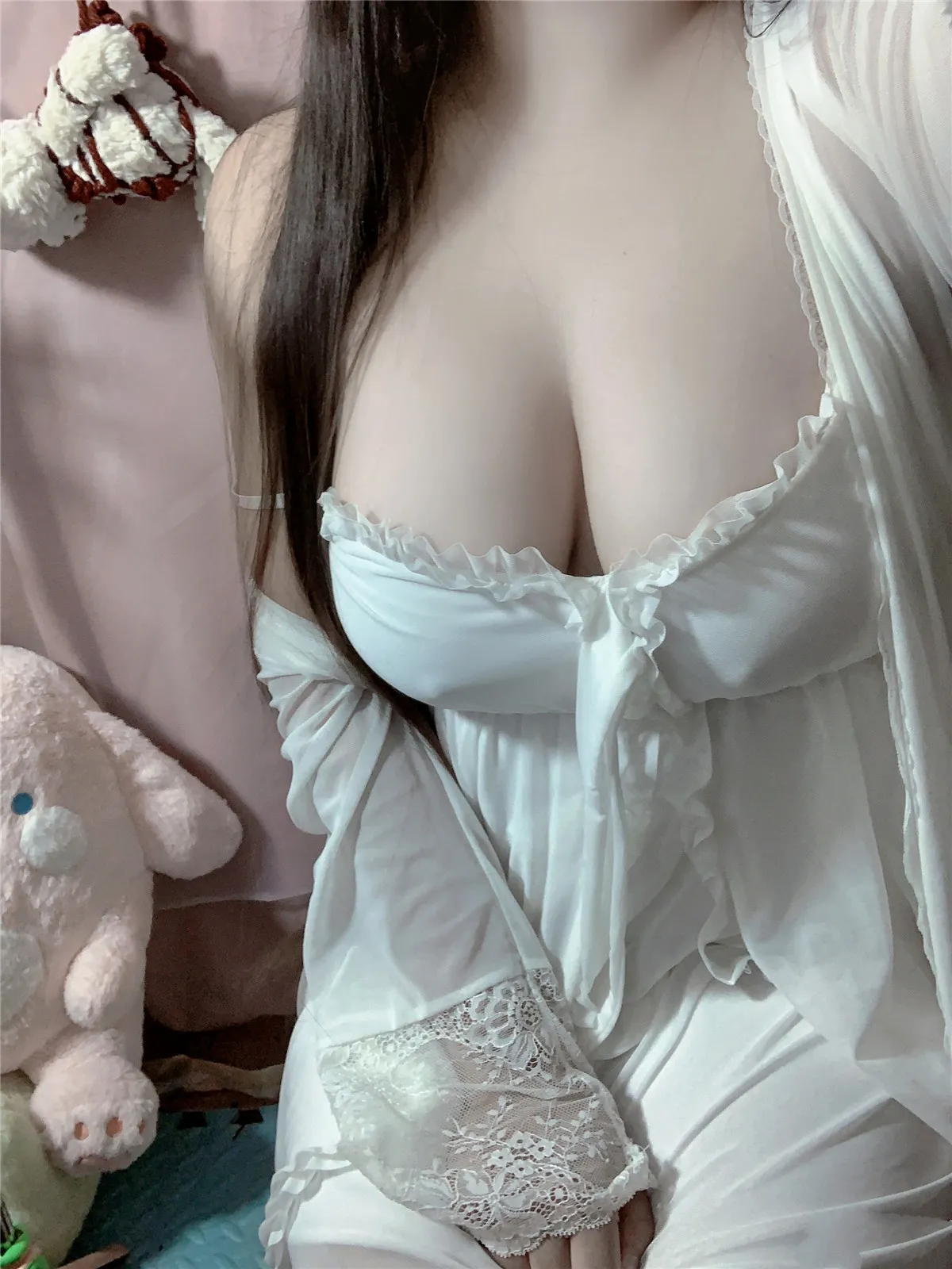 软月月舰长软月月室内白色服装近景姿态图片