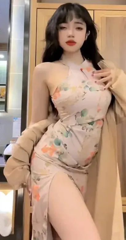 闰节浅色裙装室内造型照片