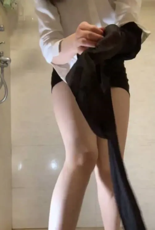 生物老师闵儿身穿白衬衫与黑色包臀裙在浴室调整黑丝_03