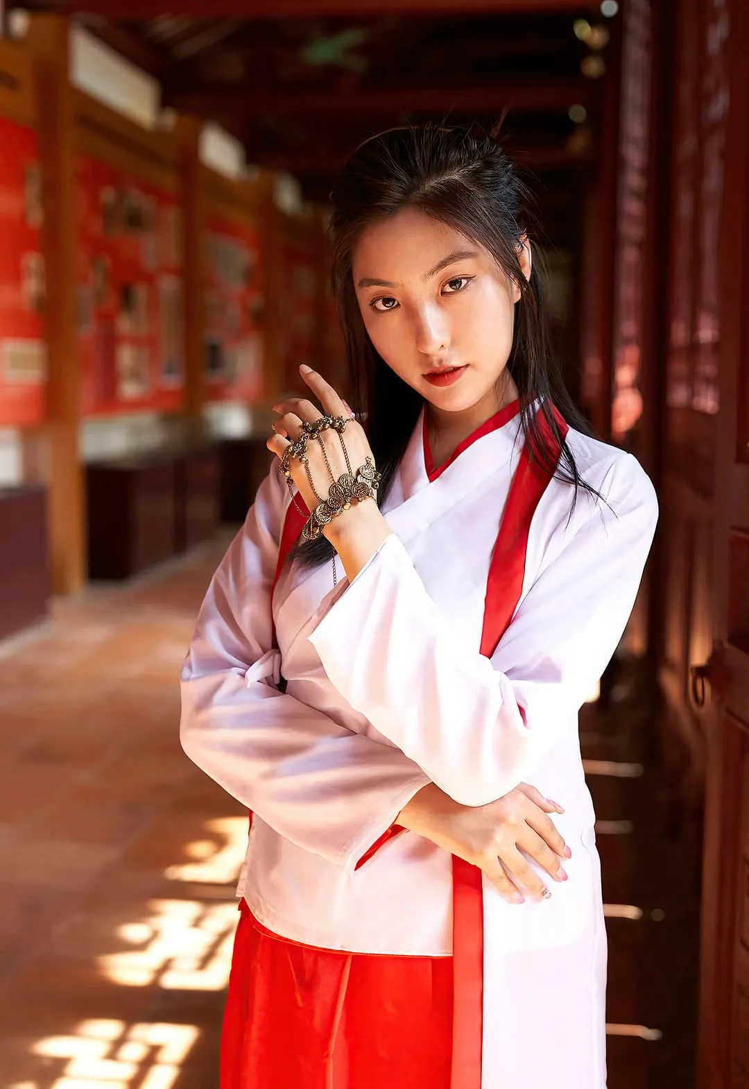 缇娜美tinami_缇娜美身穿白红交领汉服佩戴金属雕花手链侧身站立_02