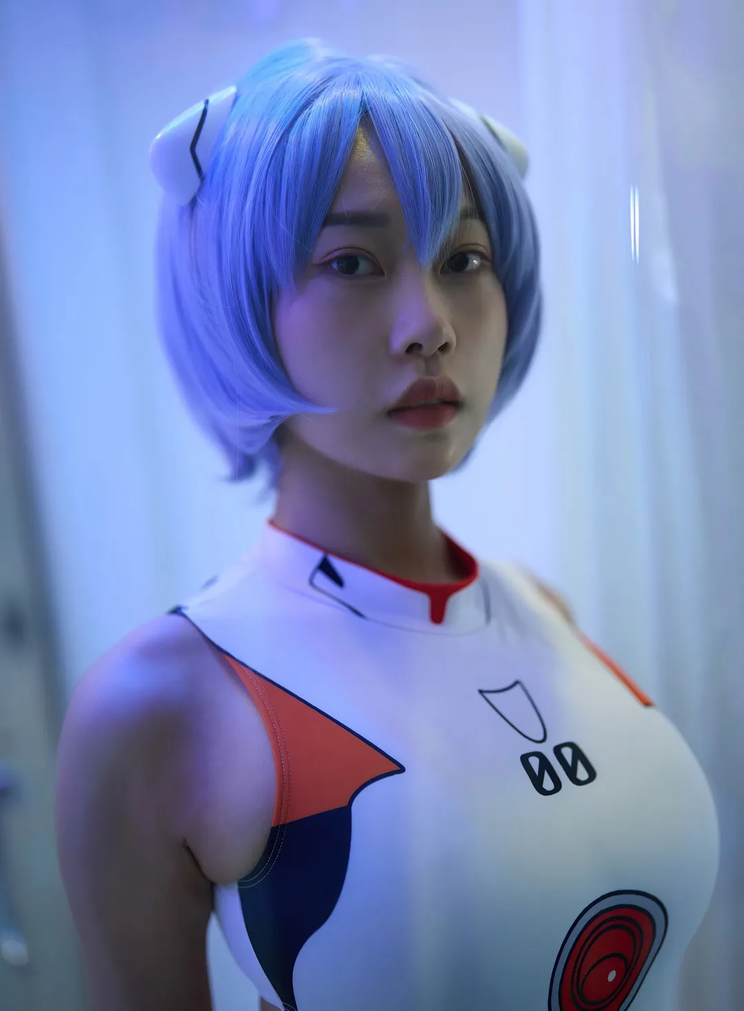 缇娜美tinami_缇娜美Cosplay绫波丽佩戴浅蓝色短发与白色战斗服正面近景_03