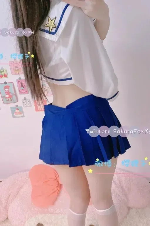樱狸子作品目录与 樱狸子蓝白制服造型照片