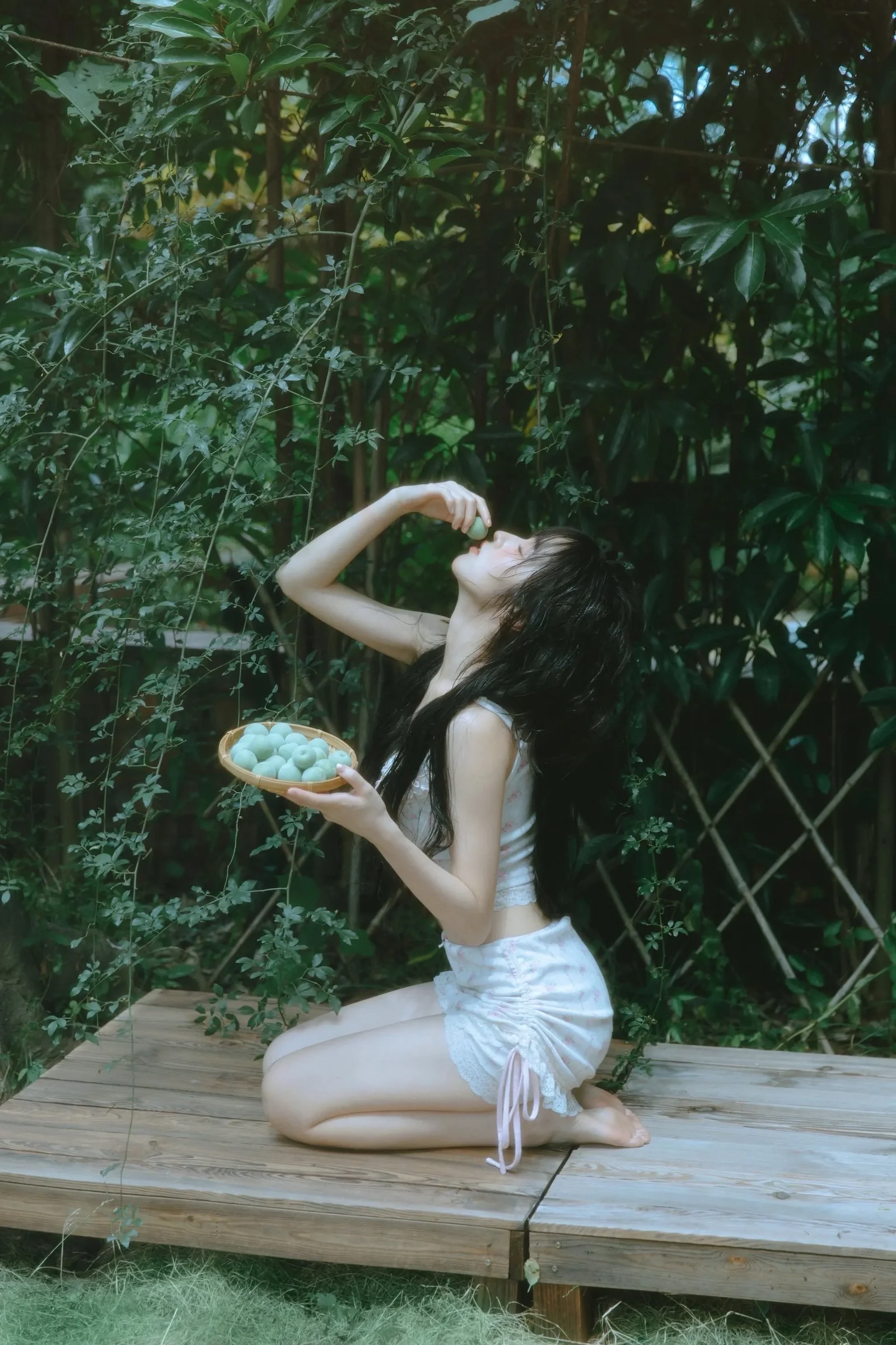 wendydydydy_酱油身穿碎花背心短裤跪坐于木台上品尝青梅