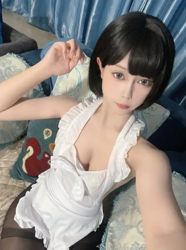 无欲无求的推土君黑色短发穿白色荷叶边女仆装在沙发前半身俯拍