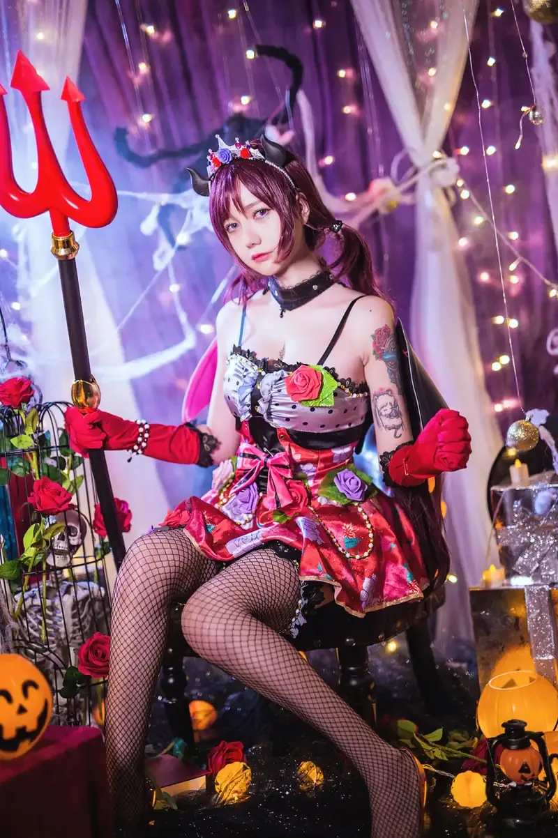 小U优优子暗黑万圣节恶魔装手持红色三叉戟坐姿写真