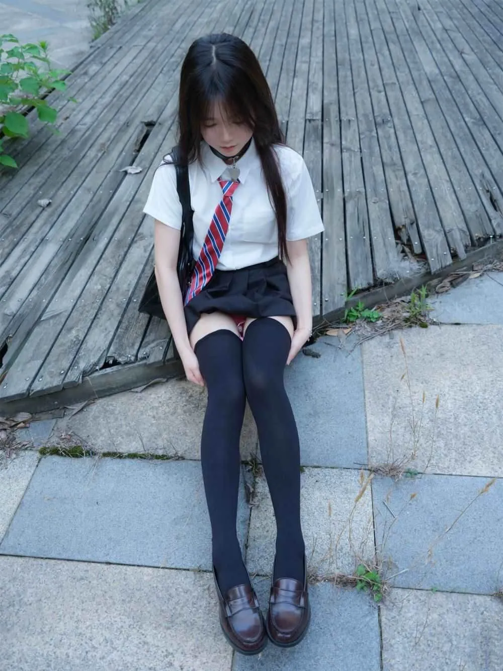 小恩身穿短袖白衬衫与黑丝袜坐在户外木栈道