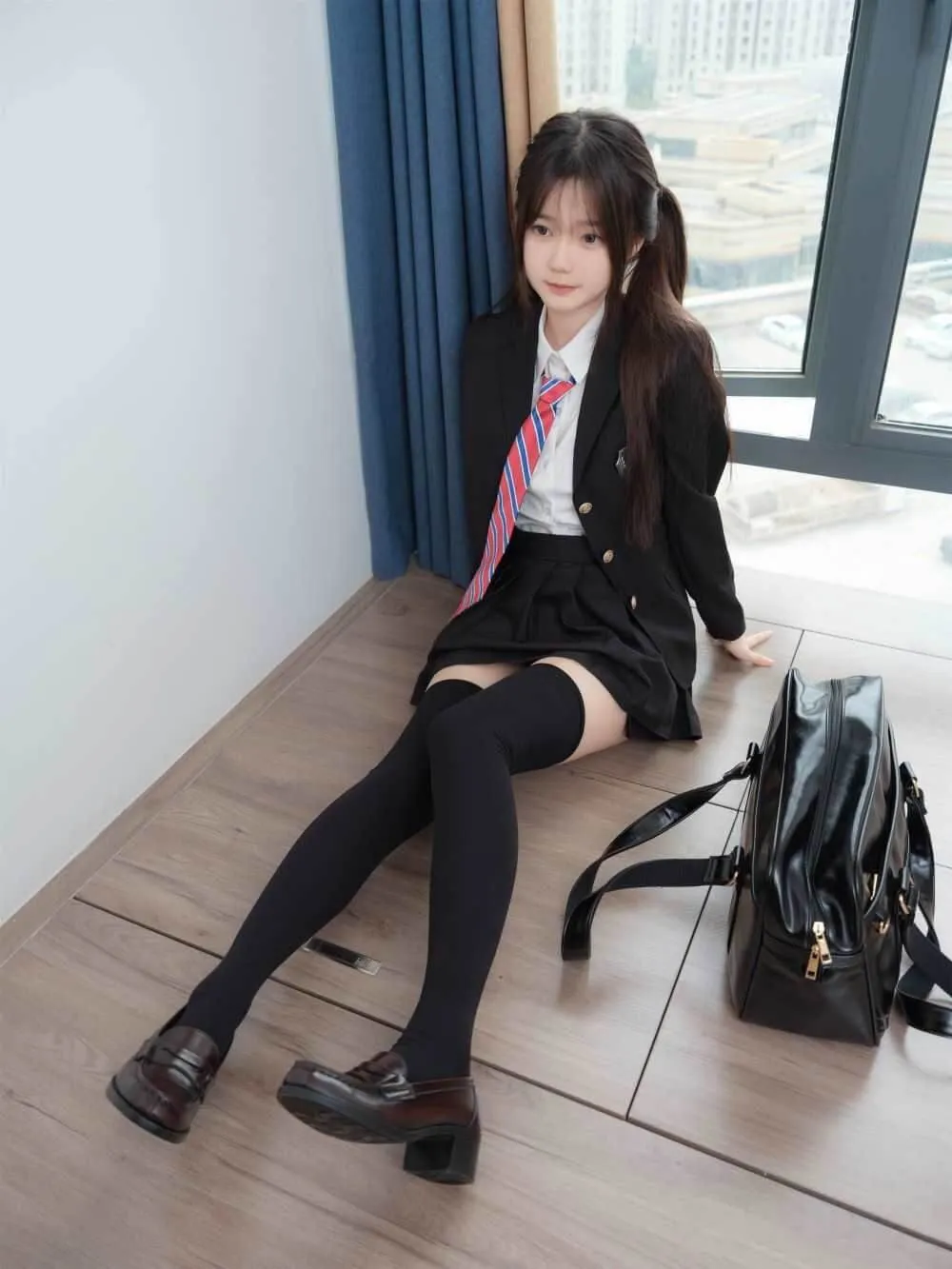 小恩身穿黑色制服西装外套与过膝袜倚靠窗边