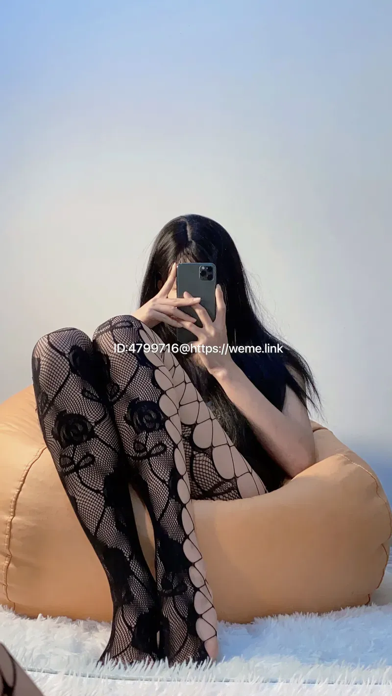 徐绾绾y黑色穿搭坐姿自拍照片