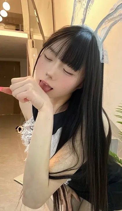 野心坏蛋黑色长发搭配深色服装的室内造型照片