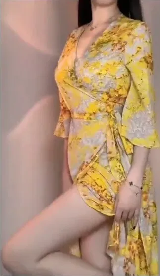 御女茉莉身穿明黄色碎花系带裹身裙在暖光室内侧身展示腿部线条
