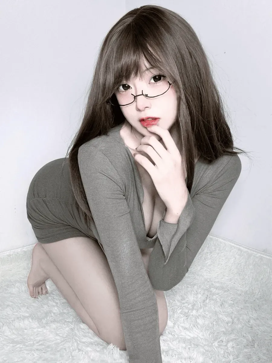 章鱼小童谣灰色服装室内坐姿照片
